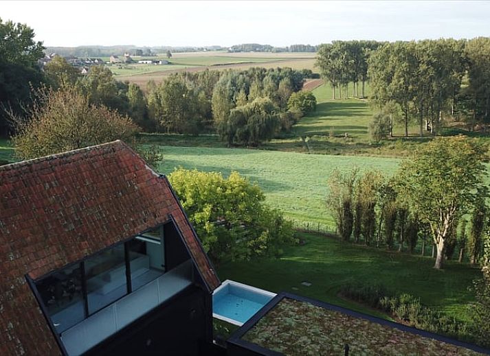 Blick auf die gruene Umgebung vom Ferienhaus in Sint-Pieters-Leeuw, Flaemisch-Brabant, Belgien, mit grossartiger Landschaft.