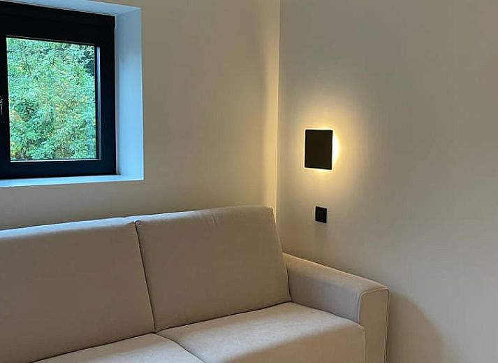 Moderne Einrichtung des Ferienhauses in Sint-Pieters-Leeuw, Flaemisch-Brabant, Belgien, mit stilvollem Dekor und viel Licht.