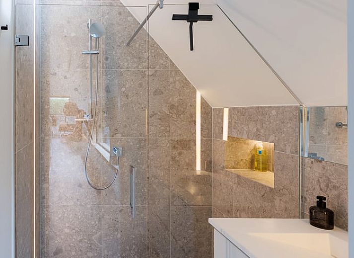 Moderne Einrichtung des Ferienhauses in Sint-Pieters-Leeuw, Flaemisch-Brabant, Belgien, mit stilvollem Dekor und viel Licht.