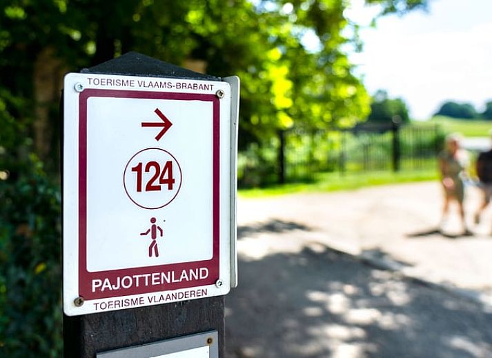 Moderne Einrichtung des Ferienhauses in Sint-Pieters-Leeuw, Flaemisch-Brabant, Belgien, mit stilvollem Dekor und viel Licht.