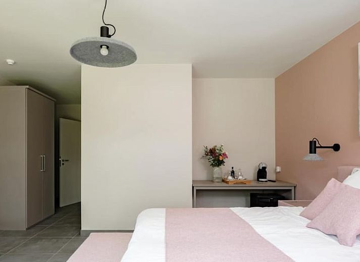 Sfeervolle slaapkamer in Vakantiehuis in Lennik, Vlaams-Brabant, met uitzicht op groene natuur.