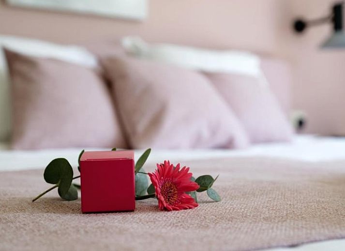 Sfeervolle slaapkamer in Vakantiehuis in Lennik, Vlaams-Brabant, met uitzicht op groene natuur.