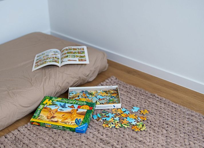 Stilvoller Essbereich in De Woestijn - Ferienhaus Den Ast, Pamel, Flaemisch-Brabant mit Designerbeleuchtung und Holzbalken.