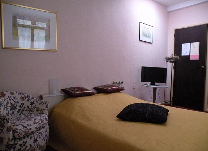 Attractive bedroom at Bed and Breakfast 't Zuid in Antwerp with comfortable double bed and elegant decorations.