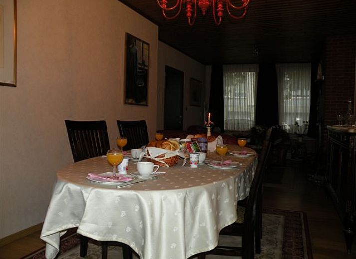 Attractive bedroom at Bed and Breakfast 't Zuid in Antwerp with comfortable double bed and elegant decorations.