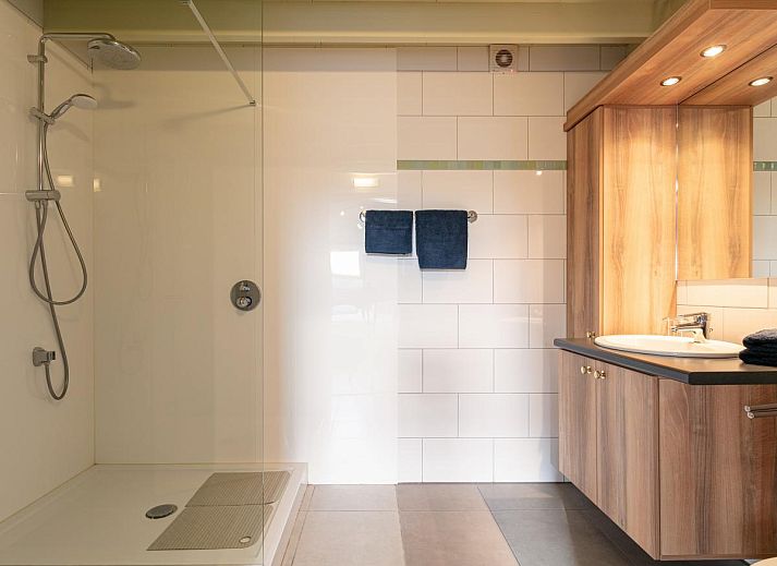Gezellige woonkamer in vakantiehuis Alverwege, Merksplas, Antwerpen, met een warme haard en ruime zithoek voor ontspanning in een landelijke sfeer.