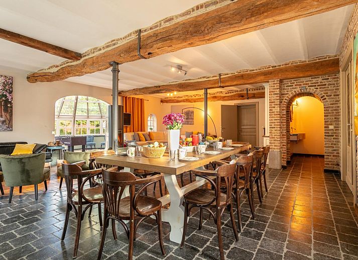 Gezellige woonkamer in vakantiehuis Alverwege, Merksplas, Antwerpen, met een warme haard en ruime zithoek voor ontspanning in een landelijke sfeer.