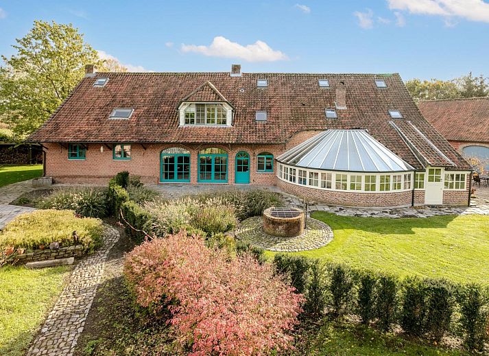 Moderne keuken in vakantiehuis Alverwege, Merksplas, Antwerpen. Stijlvolle inrichting met tegelachterwand en ruime voorzieningen.
