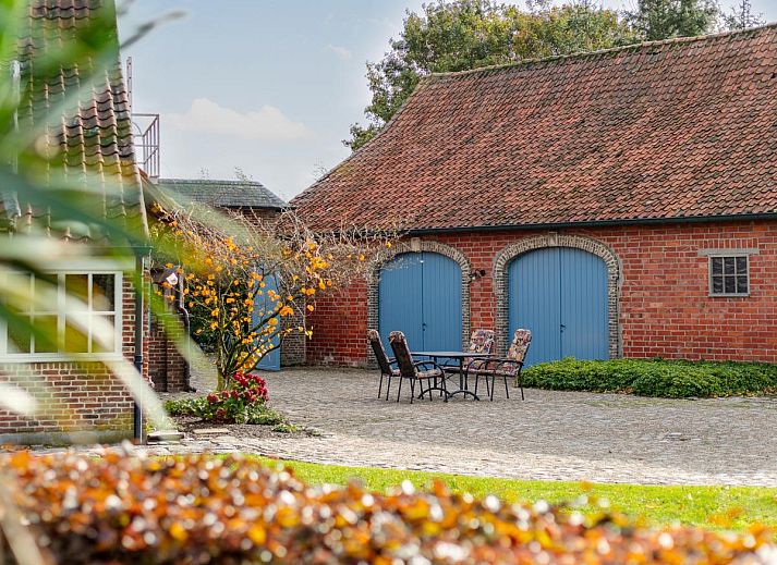 Gezellige eetruimte in vakantiehuis Alverwege, Merksplas, Antwerpen, Belgie, met houten interieur en uitzicht op de natuur.