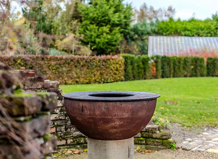 Gezellige eetruimte in vakantiehuis Alverwege, Merksplas, Antwerpen, Belgie, met houten interieur en uitzicht op de natuur.