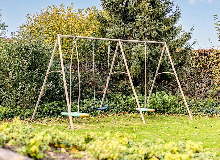 Gezellige eetruimte in vakantiehuis Alverwege, Merksplas, Antwerpen, Belgie, met houten interieur en uitzicht op de natuur.