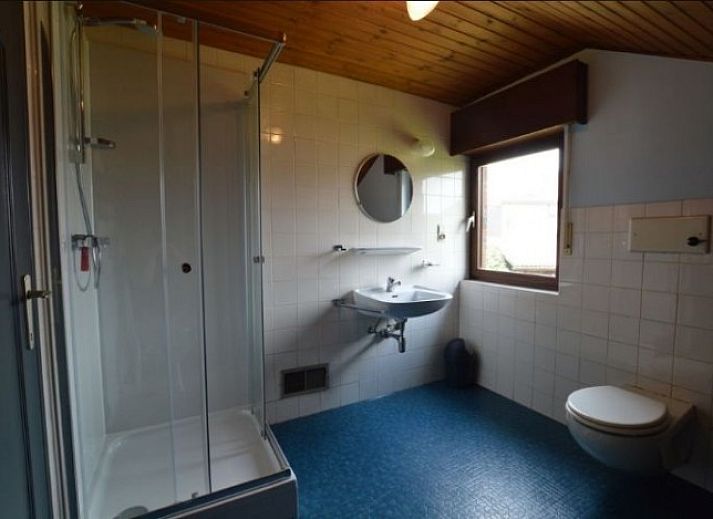 Gezellige eetruimte in Vakantiehuis Maison Paula, Merksplas, met uitzicht op de tuin en natuurlijke lichtinval.