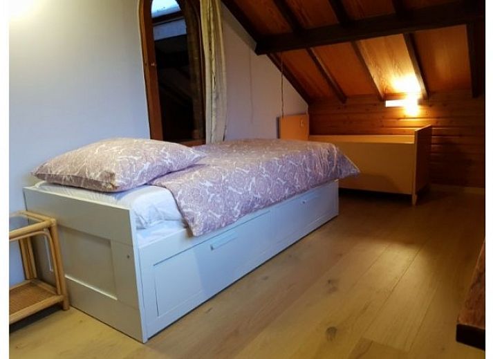 Gezellige eetruimte in Vakantiehuis Maison Paula, Merksplas, met uitzicht op de tuin en natuurlijke lichtinval.