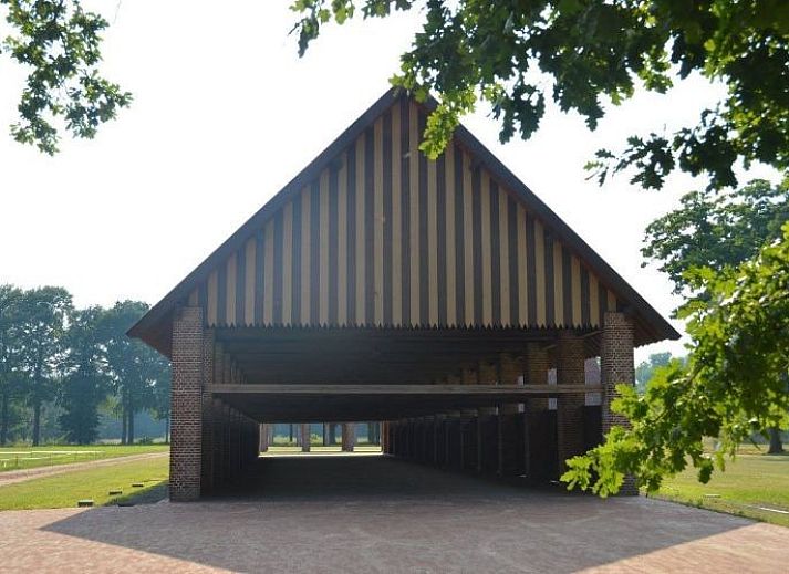 Ruime keuken in Vakantiehuis Maison Paula, Merksplas, Antwerpen, voorzien van moderne apparatuur en eetgedeelte.
