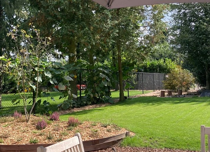 Modern kitchen in Cottage in Merksplas, cottage in Antwerp, fully equipped for a comfortable stay.