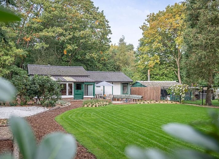 Modern kitchen in Cottage in Merksplas, cottage in Antwerp, fully equipped for a comfortable stay.