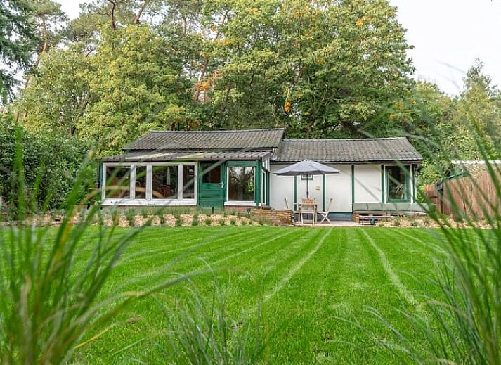 Outdoor area with fire pit in Cottage in Merksplas, cottage in Antwerp, ideal for relaxation in nature.