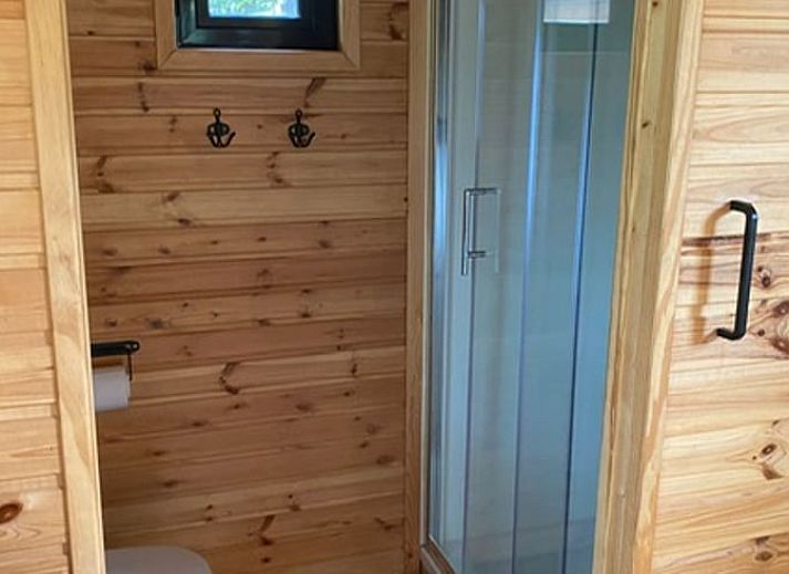 Wooden terrace at Cottage in Merksplas, cottage in Antwerp overlooking wooded area.