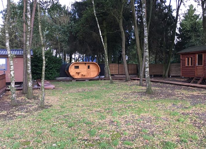 Picnic table on terrace of Cottage in Merksplas, vacation accommodation in Antwerp overlooking meadows.