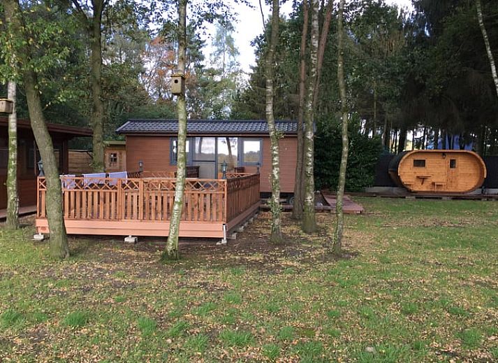 Picnic table on terrace of Cottage in Merksplas, vacation accommodation in Antwerp overlooking meadows.