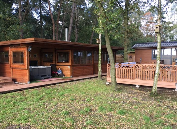 Picnic table on terrace of Cottage in Merksplas, vacation accommodation in Antwerp overlooking meadows.
