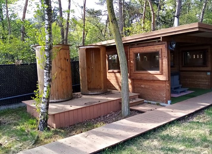 Picnic table on terrace of Cottage in Merksplas, vacation accommodation in Antwerp overlooking meadows.