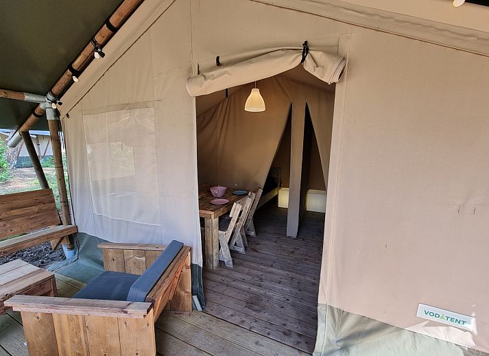 Geniessen Sie die Ruhe im Safari-Zelt, einer Glamping-Lodge in Brecht, Antwerpen, mit einer einladenden Terrasse inmitten der gruenen Natur.