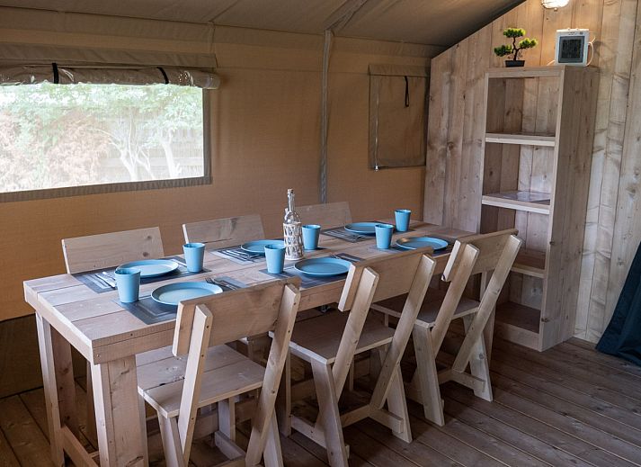 Geniessen Sie die Ruhe im Safari-Zelt, einer Glamping-Lodge in Brecht, Antwerpen, mit einer einladenden Terrasse inmitten der gruenen Natur.