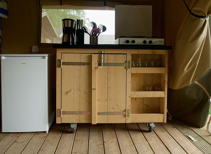 Geniessen Sie die Ruhe im Safari-Zelt, einer Glamping-Lodge in Brecht, Antwerpen, mit einer einladenden Terrasse inmitten der gruenen Natur.
