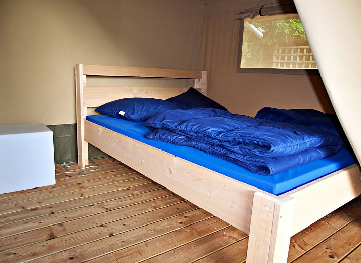 Geniessen Sie die Ruhe im Safari-Zelt, einer Glamping-Lodge in Brecht, Antwerpen, mit einer einladenden Terrasse inmitten der gruenen Natur.