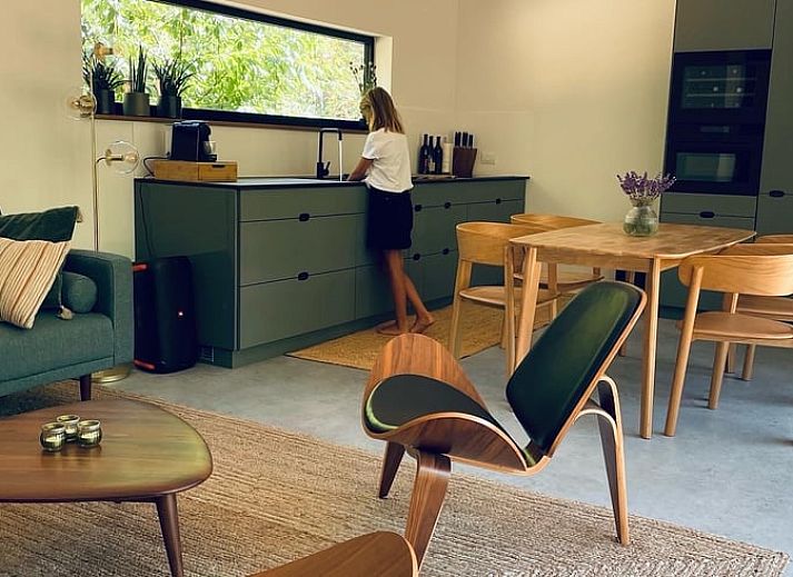 Buitenzijde van Vakantiehuis in Gierle, een modern vakantiehuis in de bossen van Antwerpen, Belgie met ruim terras.