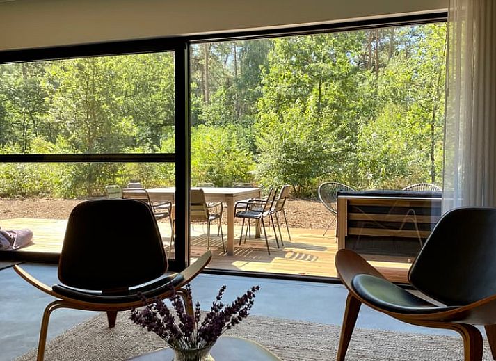 Buitenzijde van Vakantiehuis in Gierle, een modern vakantiehuis in de bossen van Antwerpen, Belgie met ruim terras.