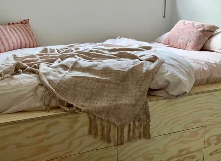 Interieur van Vakantiehuis in Gierle, gezellig vakantiehuis in Antwerpen, Belgie met moderne keuken en zitgedeelte.