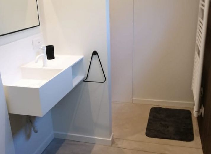 Interieur van Vakantiehuis in Gierle, gezellig vakantiehuis in Antwerpen, Belgie met moderne keuken en zitgedeelte.