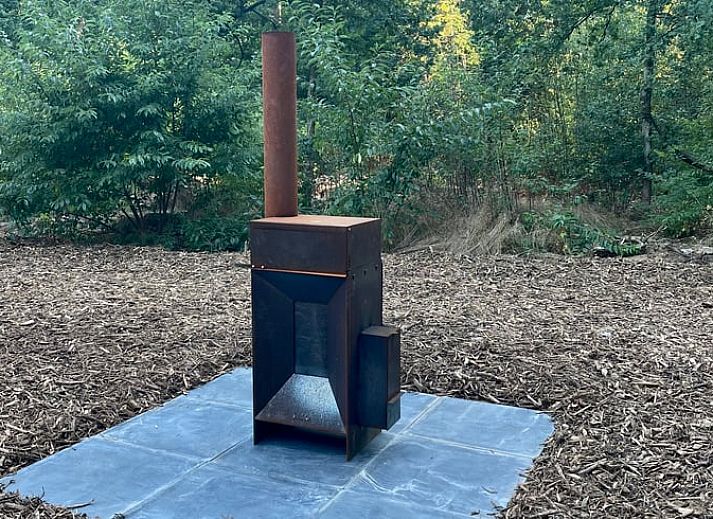 Interieur van Vakantiehuis in Gierle, gezellig vakantiehuis in Antwerpen, Belgie met moderne keuken en zitgedeelte.