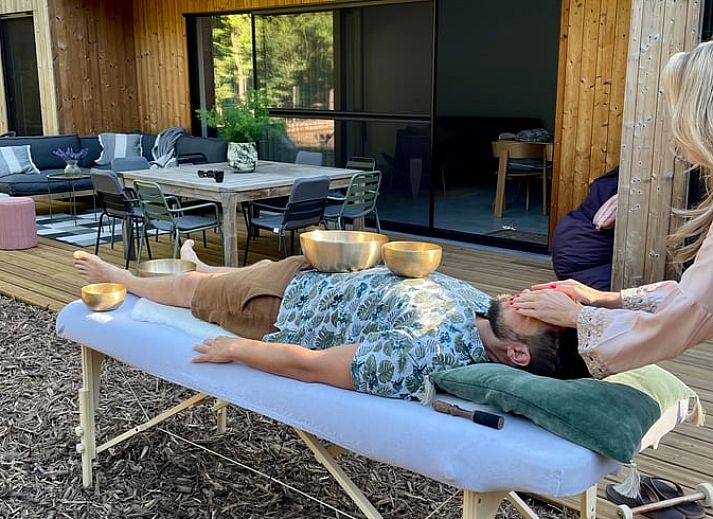 Interieur van Vakantiehuis in Gierle, gezellig vakantiehuis in Antwerpen, Belgie met moderne keuken en zitgedeelte.