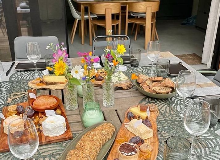 Uitzicht vanuit de woonkamer van Vakantiehuis in Gierle, vakantiehuis in Antwerpen, Belgie met terras en groen uitzicht.