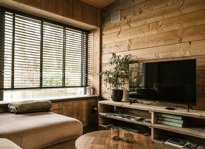 Koi karpers in vijver bij Huisje in Westmeerbeek, vakantiehuis in Antwerpen, Belgie.