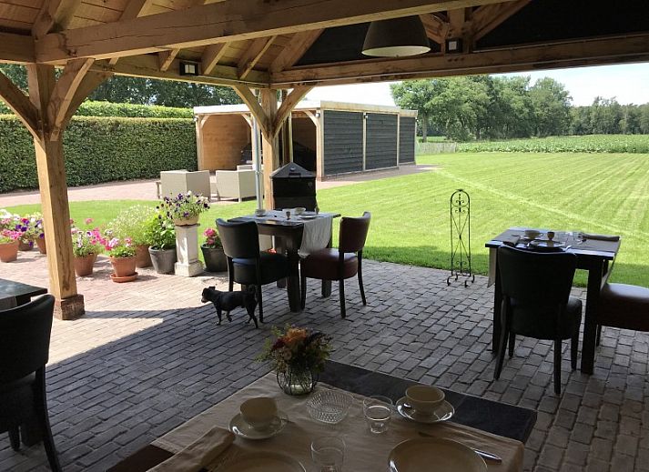 Ontbijt met vers fruit en croissants bij B&B 't Mjeels Pierke, Meerle, Antwerpen.