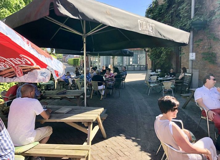 Moderne badkamer met dakraam bij B&B 't Mjeels Pierke in Meerle, Antwerpen.