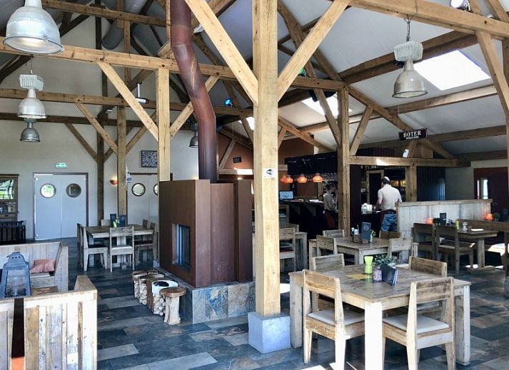 Moderne badkamer met dakraam bij B&B 't Mjeels Pierke in Meerle, Antwerpen.