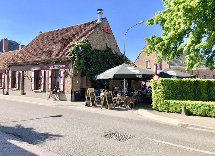 Moderne badkamer met dakraam bij B&B 't Mjeels Pierke in Meerle, Antwerpen.