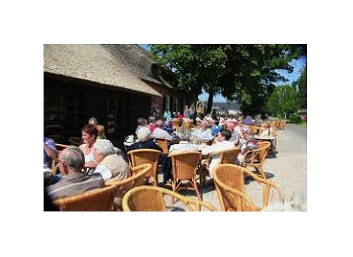 Moderne badkamer met dakraam bij B&B 't Mjeels Pierke in Meerle, Antwerpen.