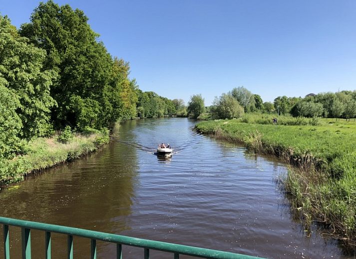 Comfortabele slaapkamer in B&B 't Mjeels Pierke, Meerle, Antwerpen met tv en kast.