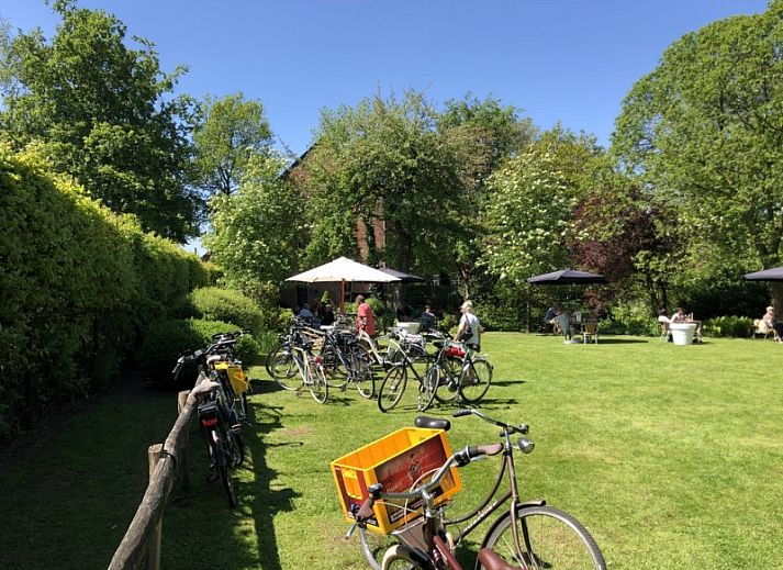 Comfortabele slaapkamer in B&B 't Mjeels Pierke, Meerle, Antwerpen met tv en kast.