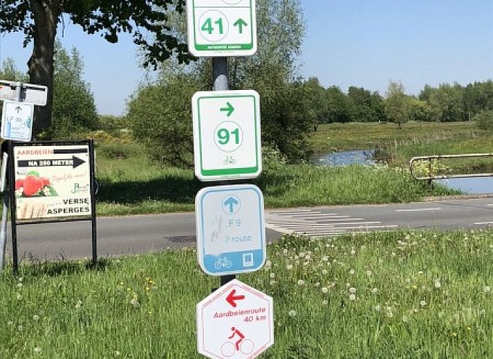 Comfortabele slaapkamer in B&B 't Mjeels Pierke, Meerle, Antwerpen met tv en kast.