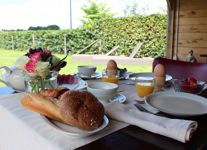 Stijlvolle slaapkamer met tweepersoonsbed in B&B 't Mjeels Pierke, Meerle, Antwerpen.