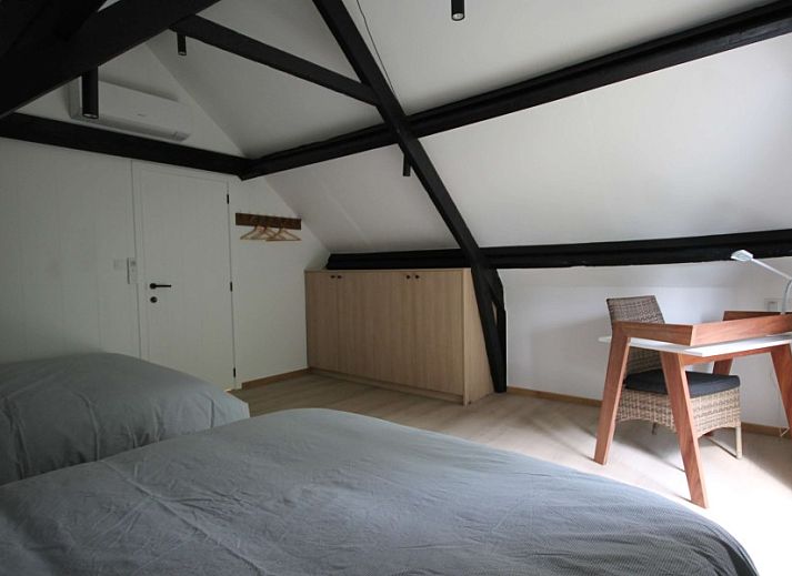 Essecke in Huisje Nostalgie, Ferienhaus in Laakdal, Antwerpen, mit Glastueren und Blick auf die Natur.