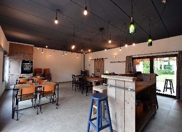 Gezellige woonkamer in De Duivenmelkerij, vakantiehuis in Meerhout, Antwerpen met moderne inrichting.