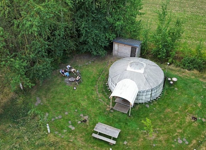 Fruehstueckstisch im Cottage in Duffel, einem Ferienhaus in Duffel, Antwerpen, Belgien, mit rustikalem Holztisch und gemuetlicher Atmosphaere.